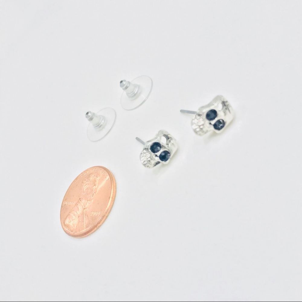 NWT skull earrings, perfect accessory 4 Halloween